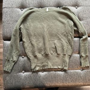 Halife women’s sweater. Color green. Size medium.